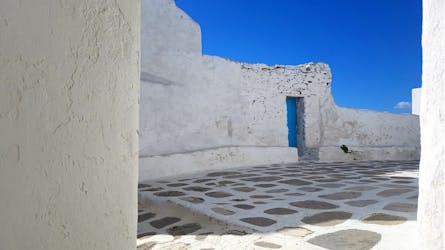 An hour and a half self-guided quiz tour in Mykonos